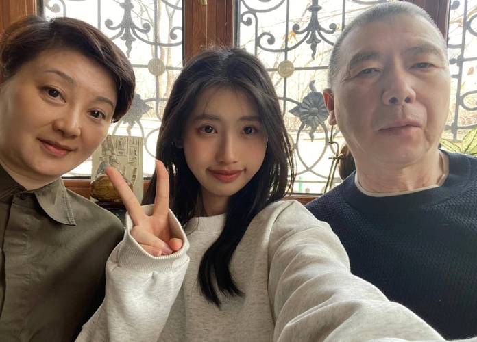 新澳2025天天正版资料和冯小刚养女高中毕业与冯小刚收养的女儿