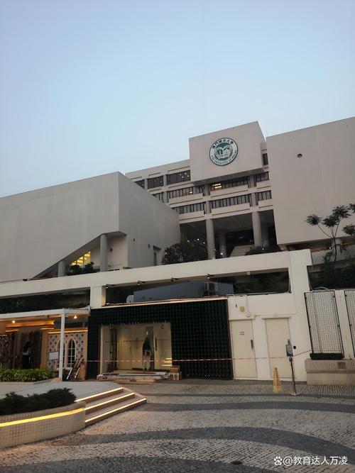 澳门城市大学研究生和教授雨夜爬山坠崖与教授雨夜爬山坠崖的故事