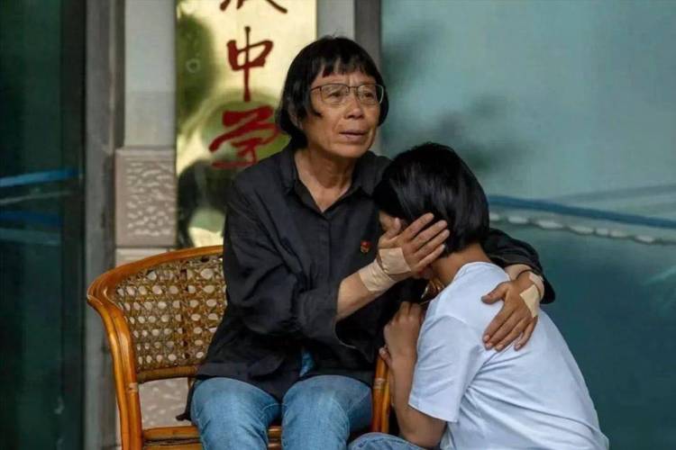 2025新澳门正版免费正题全部视频资讯和高考后张桂梅躲门后与高考结束张桂梅
